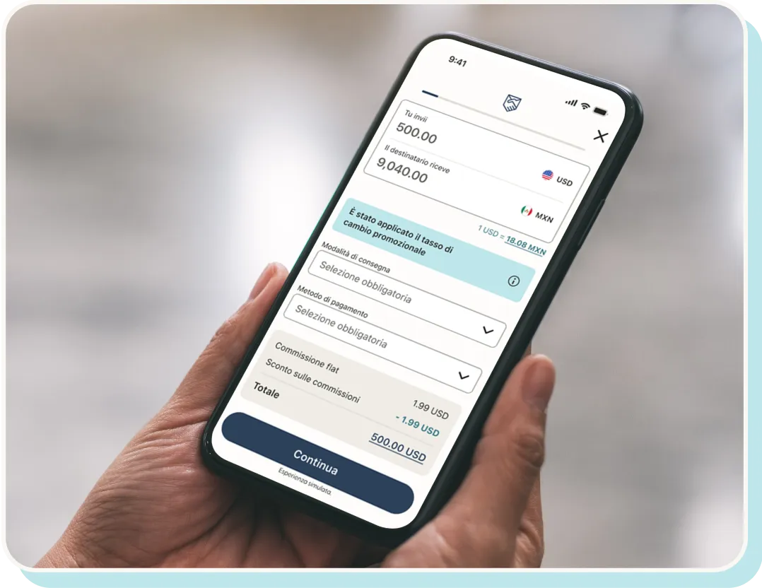 Una mano che tiene un telefono con una simulazione di schermata dell'app Remitly.