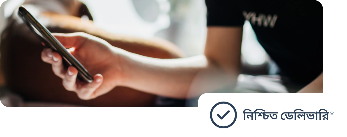 একজন ব্যবহারকারী তার হাতে একটি ফোন ধরে রয়েছেন যেখানে ডেলিভারির গ্যারান্টির কথা লেখা রয়েছে।