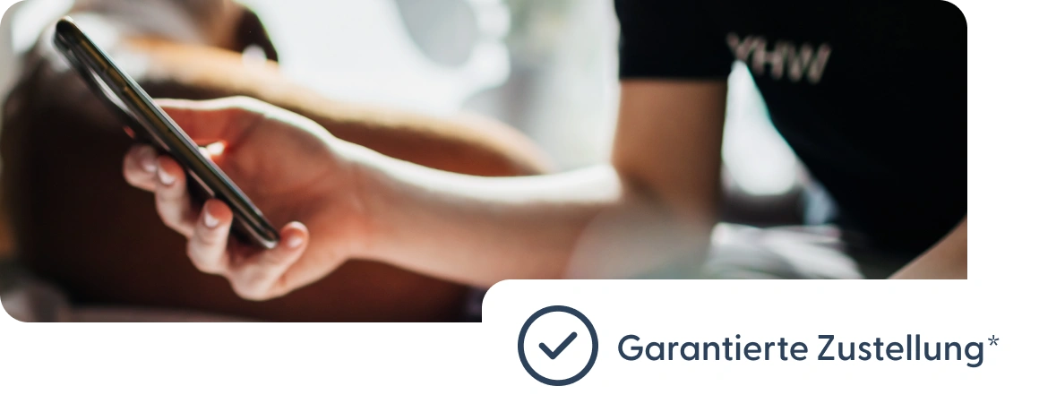 Benutzer mit Mobiltelefon mit einem Hinweis auf eine garantierte Zustellung.