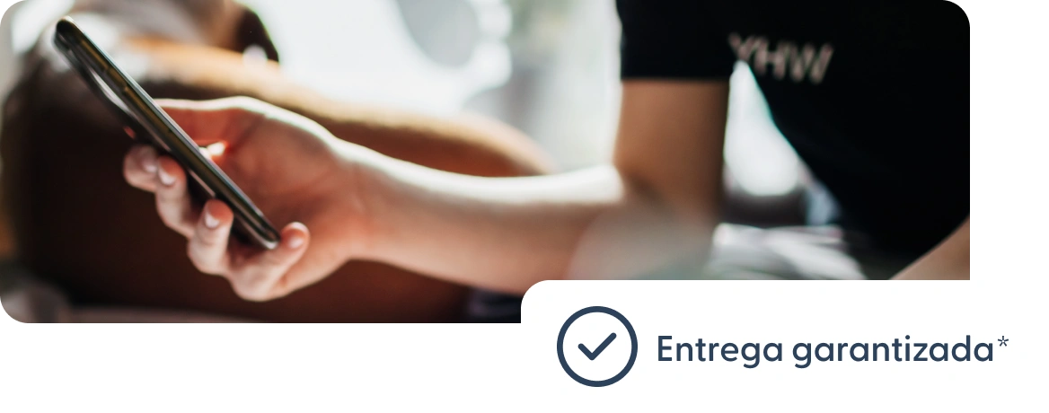 Persona usuaria sostiene un teléfono con una nota sobre una entrega garantizada.