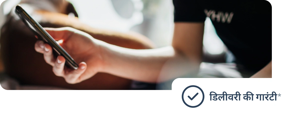 Phone pakde huye ek user, jiski screen mein guaranteed delivery ka note dikh raha hai.