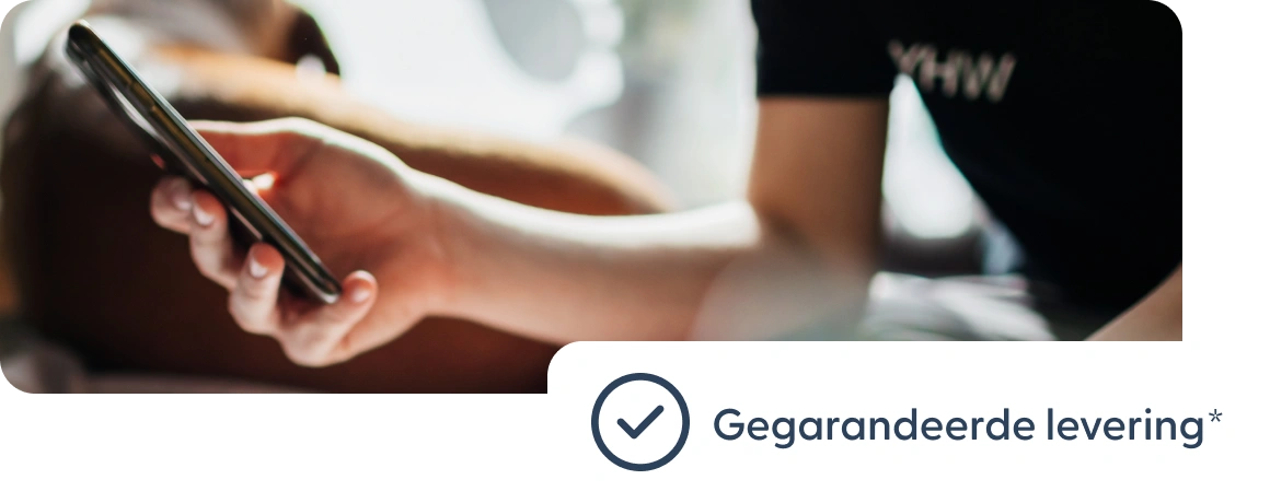 Gebruiker houdt telefoon vast met label over gegarandeerde levering.