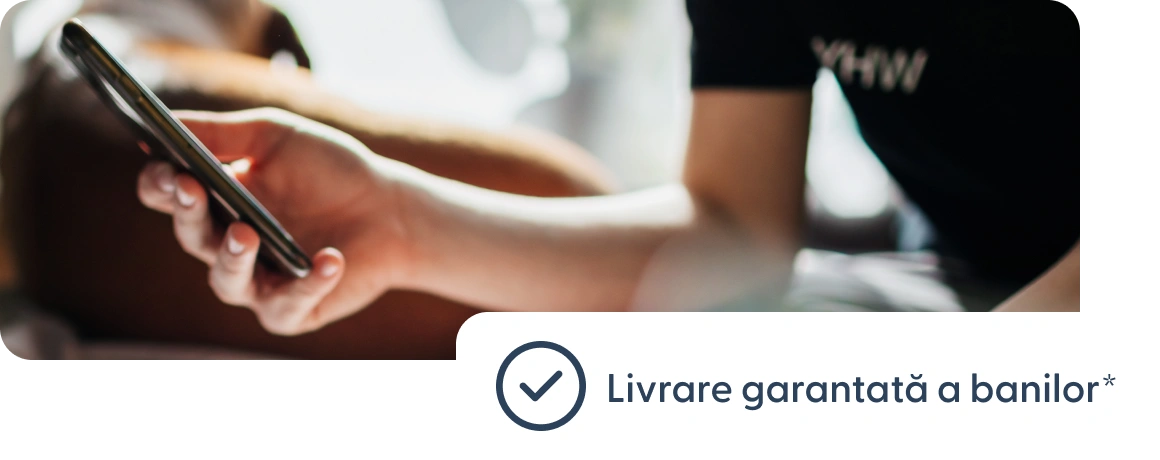 Utilizator ținând în mână un telefon cu o notă referitoare la livrarea garantată.