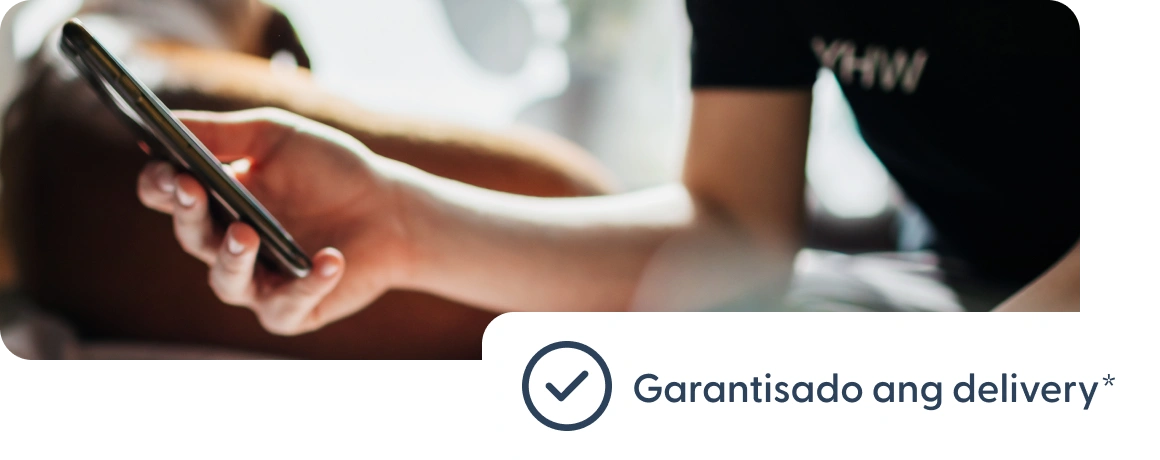 Isang user na may hawak na teleponong may tala tungkol sa garantisadong delivery.