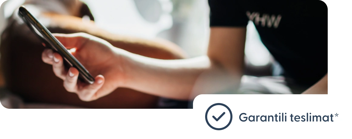 Elinde telefon tutan bir kullanıcı ve garantili teslimat ifadesi.