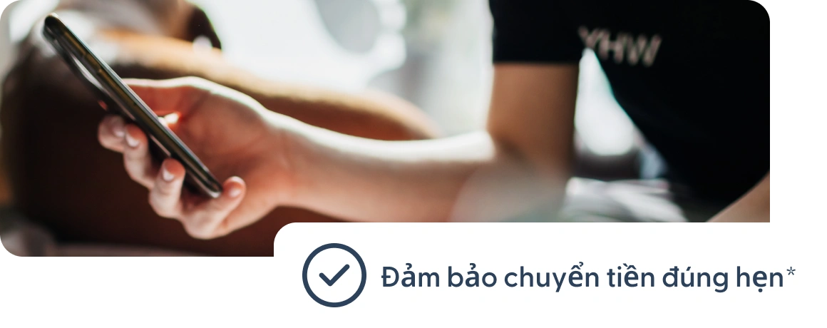 Người dùng cầm điện thoại có ghi chú về việc giao nhận được đảm bảo.