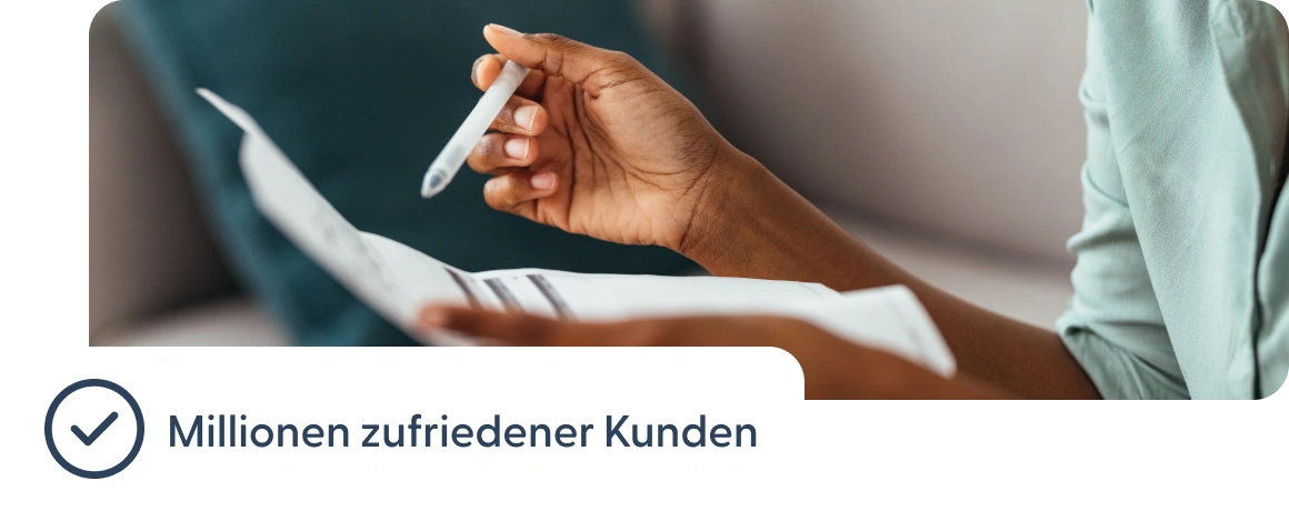 Person mit Dokumenten und dem Hinweis über Millionen zufriedener Kunden.