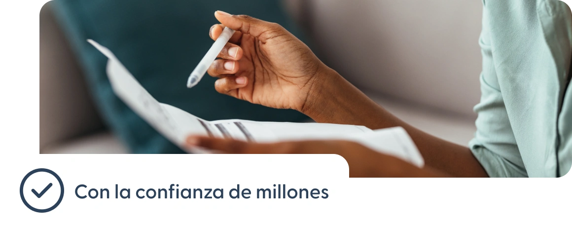 Persona sostiene documentos con una nota acerca de la confianza de millones.