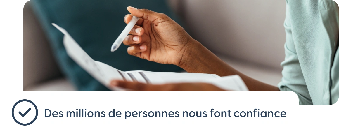 Une personne tenant des documents avec une remarque sur le fait que des millions de personnes nous font confiance.