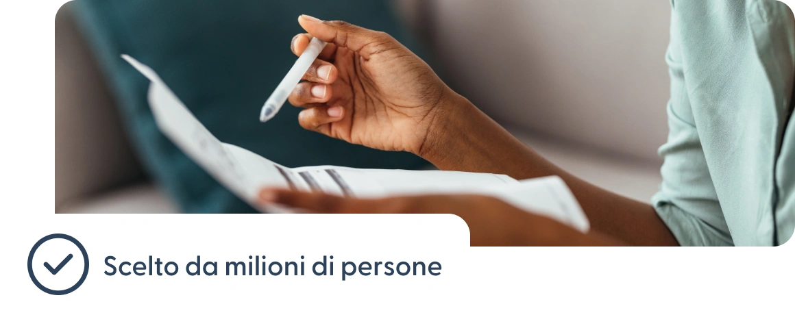 Persona che tiene in mano documenti con una nota sulla fiducia di milioni di persone.