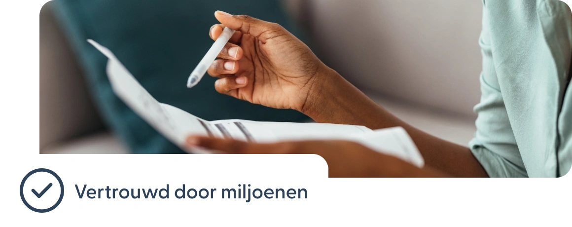 Persoon houdt documenten vast met label vertrouwd door miljoenen.