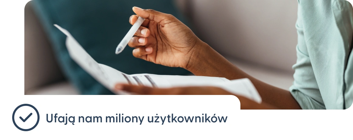 Osoba trzymająca dokumenty z informacją o zaufaniu milionów