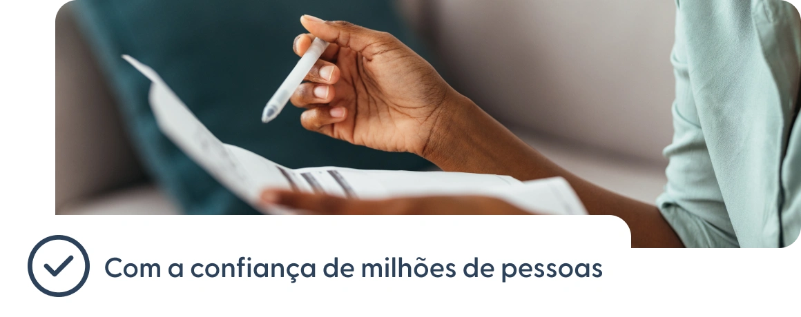 Uma pessoa segurando documentos com uma nota sobre a confiança de milhões de pessoas.