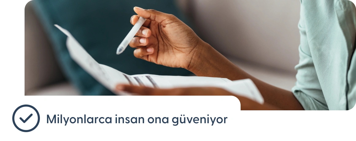 Elinde belgeler tutan bir kişi ve milyonlarca insan ona güveniyor ifadesi.