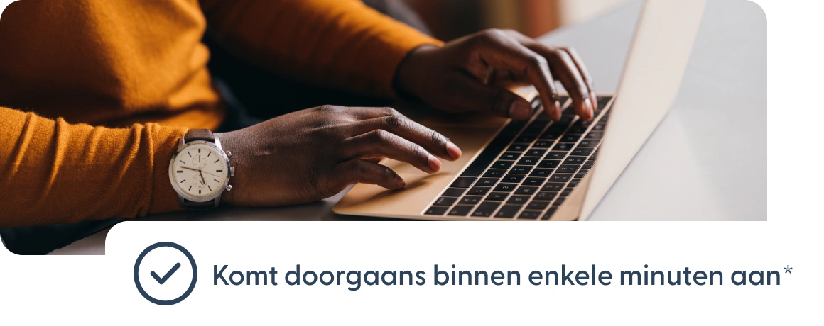 Gebruiker typt op een laptop met label dat betalingen meestal binnen enkele minuten binnenkomen.