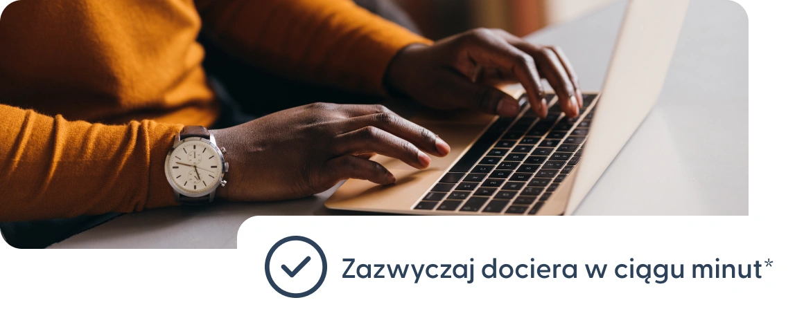 Użytkownik piszący na laptopie z informacją, że płatności zazwyczaj docierają w ciągu kilku minut