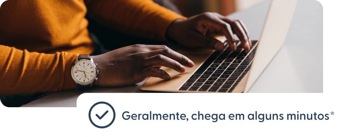 Usuário digitando em um laptop com uma nota informando que os pagamentos costumam chegar em alguns minutos.