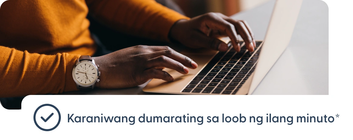 Isang user na nagta-type sa laptop na may talang karaniwang dumarating ang mga pagbabayad sa loob ng ilang minuto.