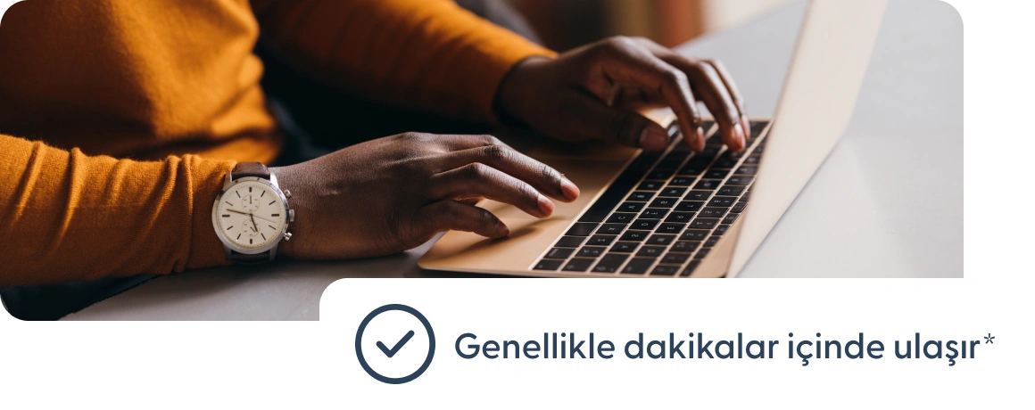 Dizüstü bilgisayarda yazı yazan bir kullanıcı ve ödemelerin genellikle dakikalar içinde ulaştığına dair bir ifade.