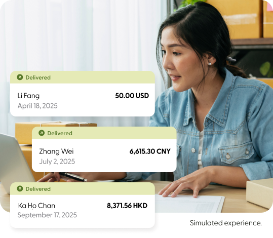 一位女性坐在办公桌前。叠加了 Remitly Business 的模拟界面。
