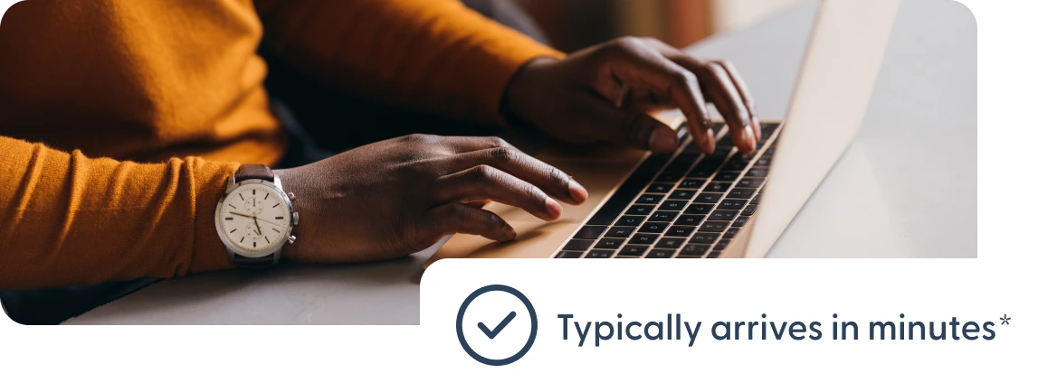 결제가 보통 몇 분 안에 완료된다는 안내가 표시된 노트북에서 타이핑하는 사용자.