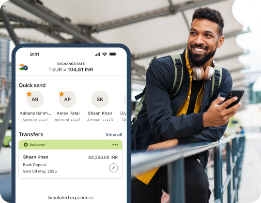 Persona viajera revisando la app de Remitly con un envío internacional de dinero simulado en la pantalla.