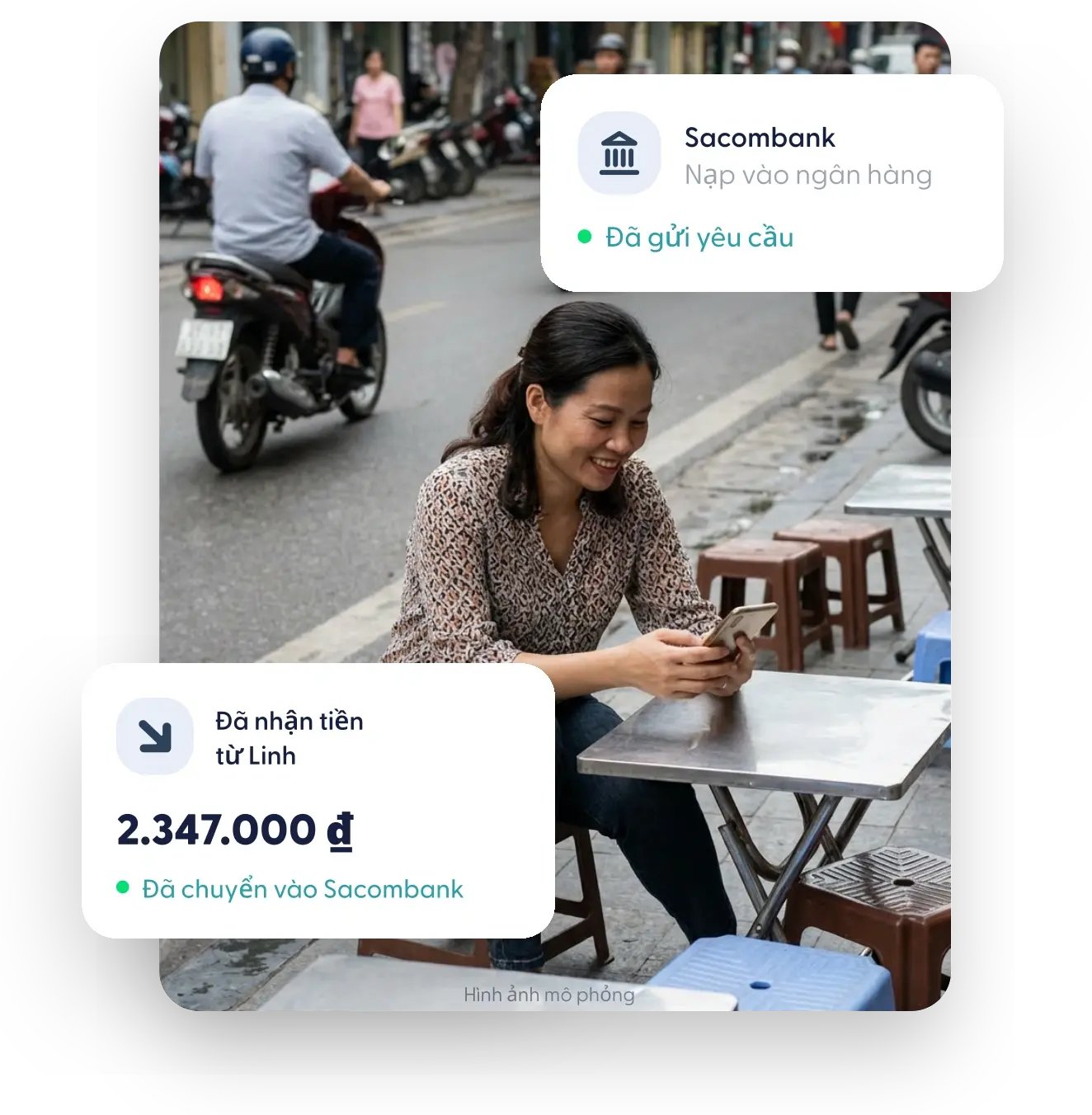 Người phụ nữ mỉm cười cầm điện thoại, với thông báo giao dịch từ ngân hàng Sacombank.