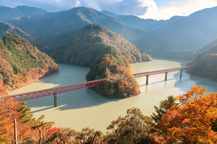 Oigawa Railway's Rainbow Bridge spanning the river near Okuoikojo Station, Shizuoka.