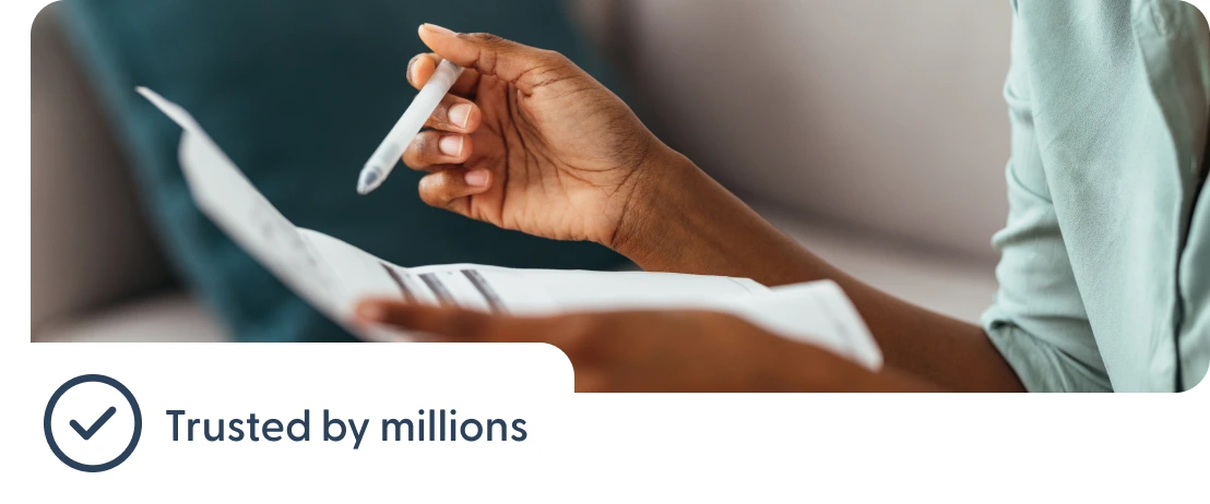 수백만 명의 신뢰를 받고 있다는 문구가 포함된 서류를 들고 있는 사람.