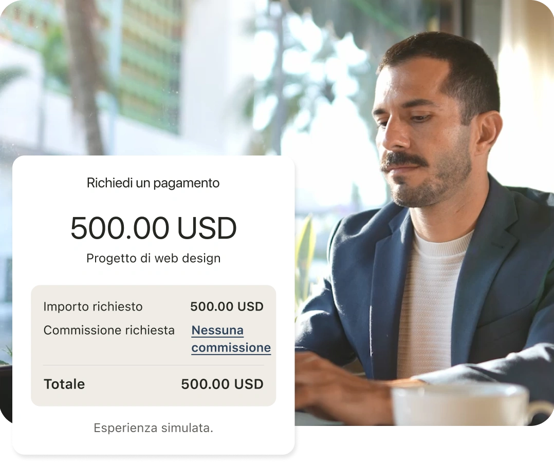 Un uomo è seduto a un tavolo con una simulazione di schermata di un telefono Remitly Business sovrapposta alla schermata iniziale.
