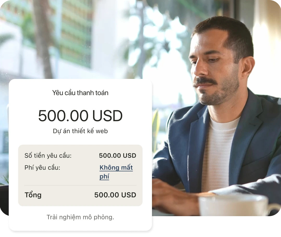 Một người đàn ông đang ngồi tại bàn, với màn hình điện thoại mô phỏng Remitly Business hiển thị chồng lên trên.